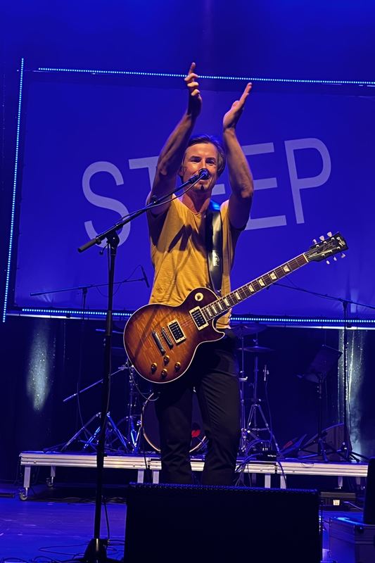 Alex Behrens – Vocals, Gitarre – STEEP live
